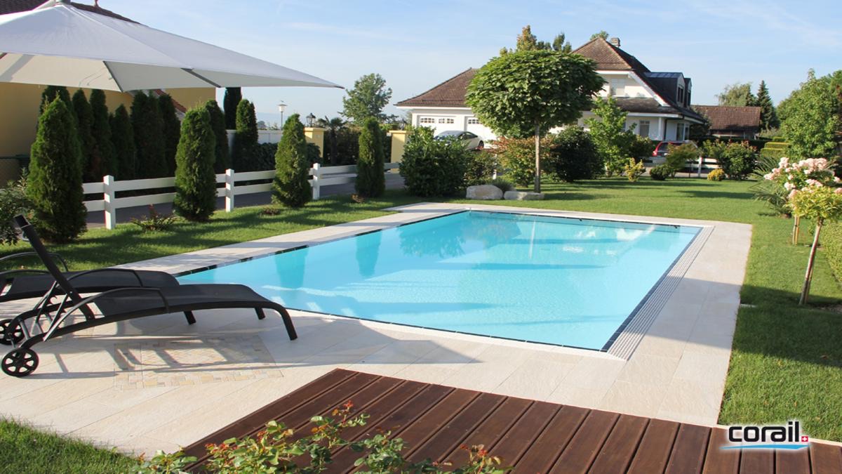 Piscine miroir dans un jardin, Cheserex
