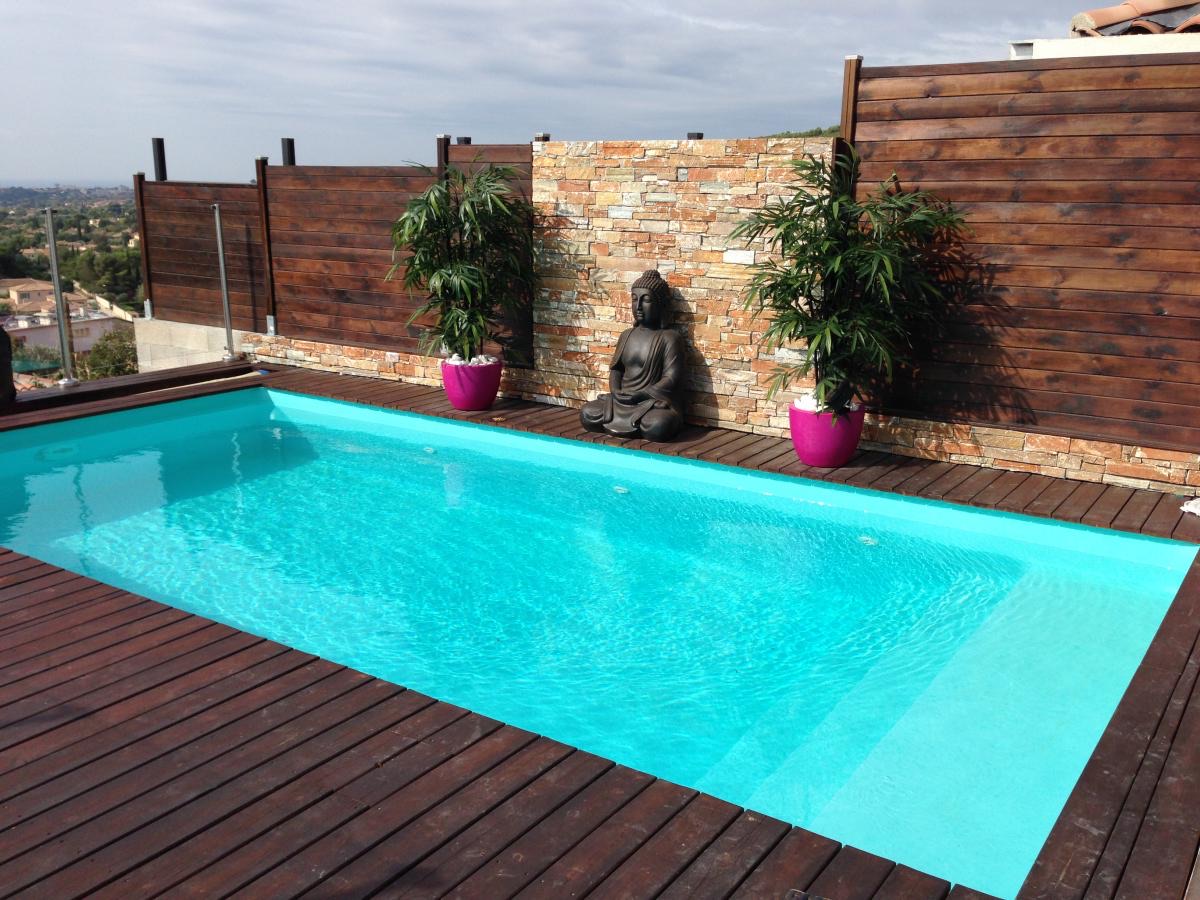 Piscine turquoise bordée d’une terrasse en bois, Etoy