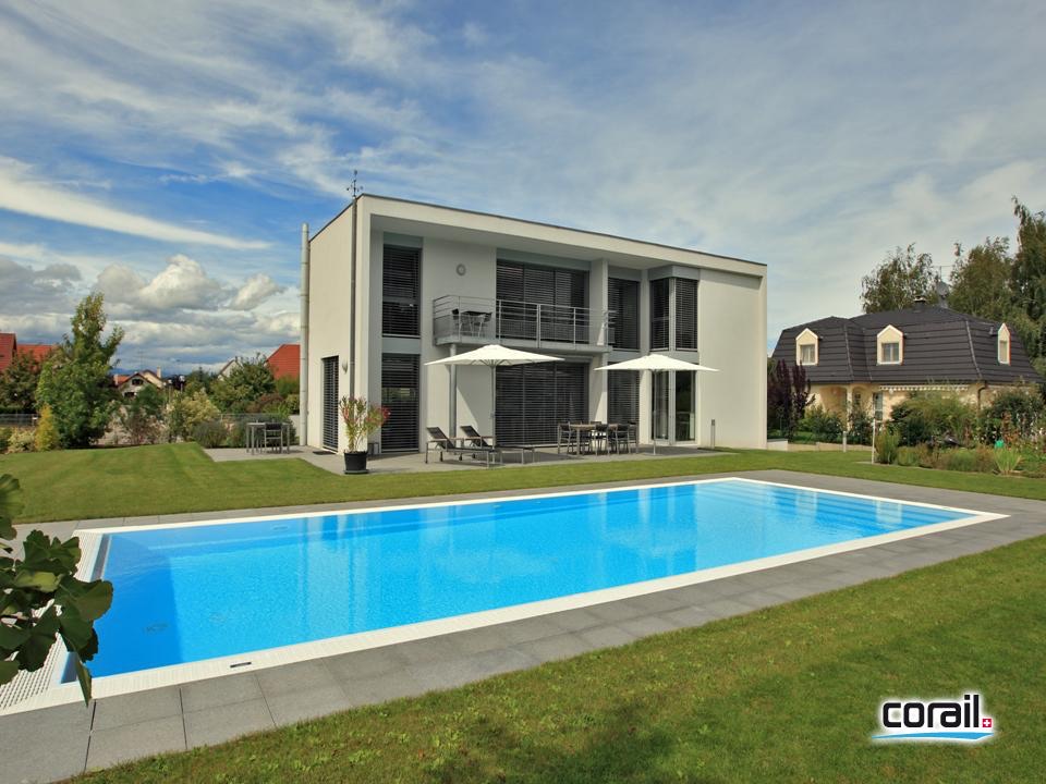 Piscine enterrée devant une villa contemporaine